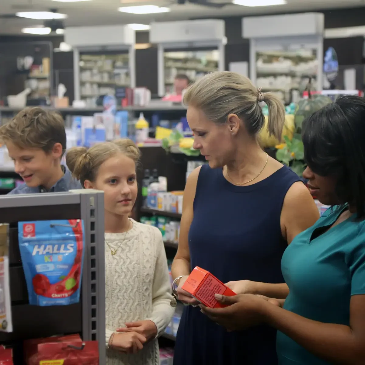 Sharta helping mother and daughter select product